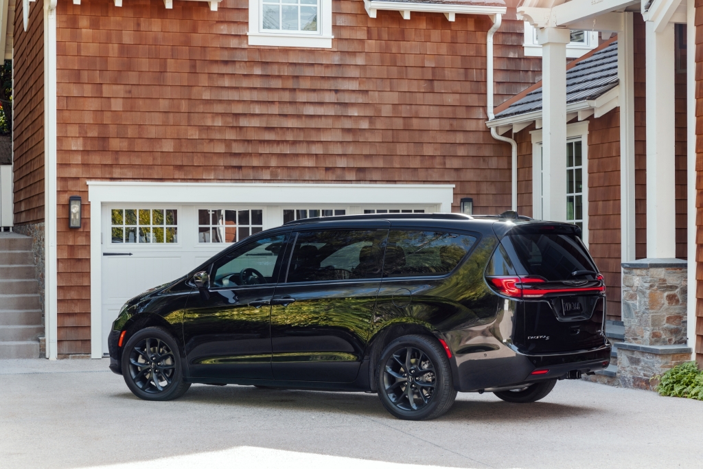 2023 chrysler pacifica limited side